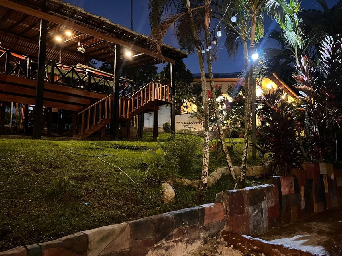 La cabaña de madera iluminada al caer la noche